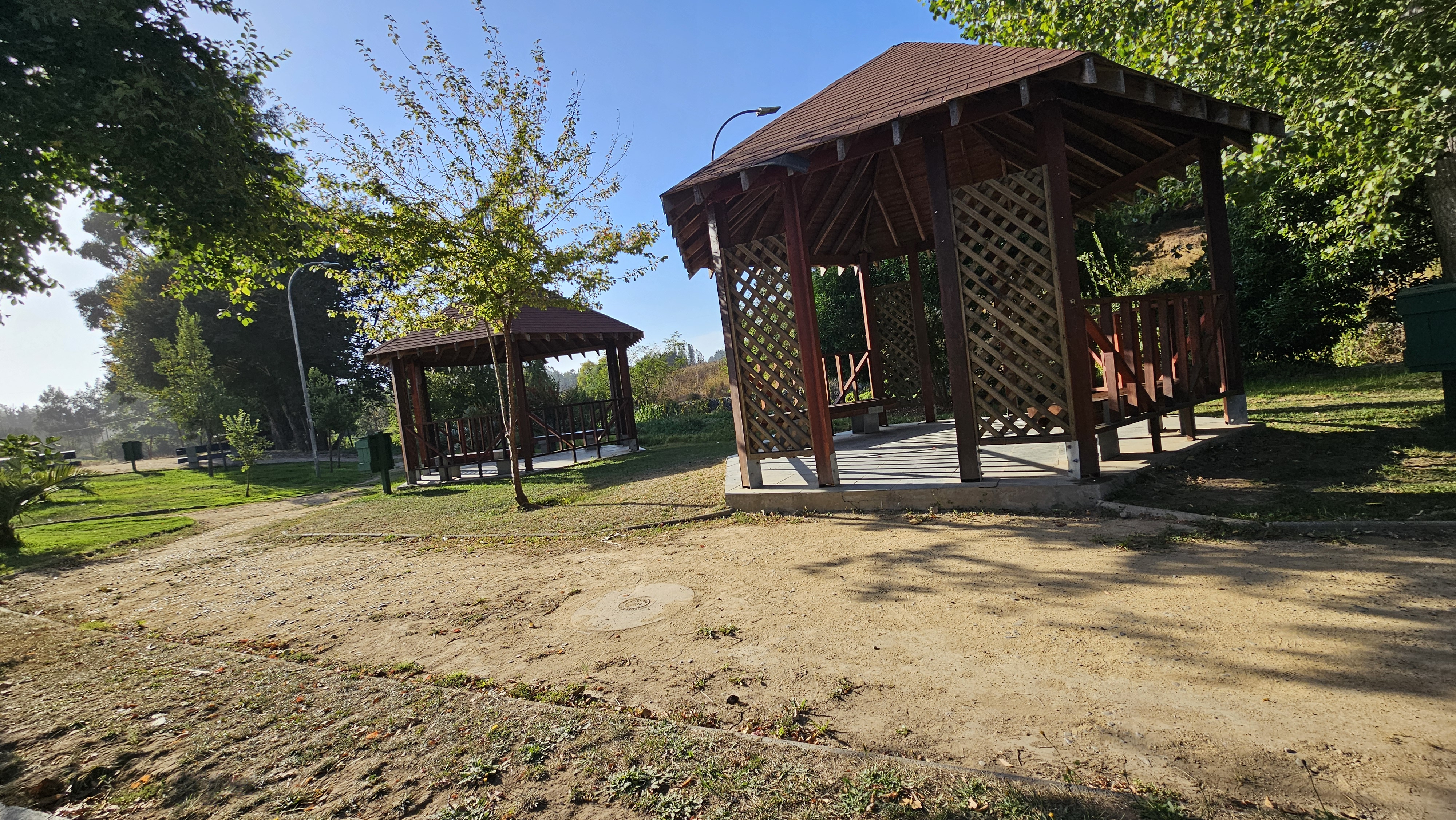 Fotografía de las pérgolas disponibles para tomar sombra